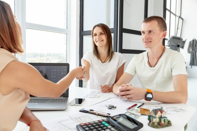 couple-making-deal-about-their-new-house-1024x683